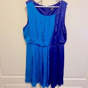 NWOT color block pleads in the front dress
